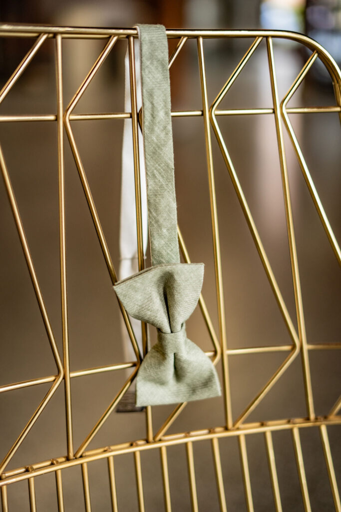 Detail Fliege goldener Stuhl Hochzeit Weddingplanner Kathrin Dorsch RheinMain