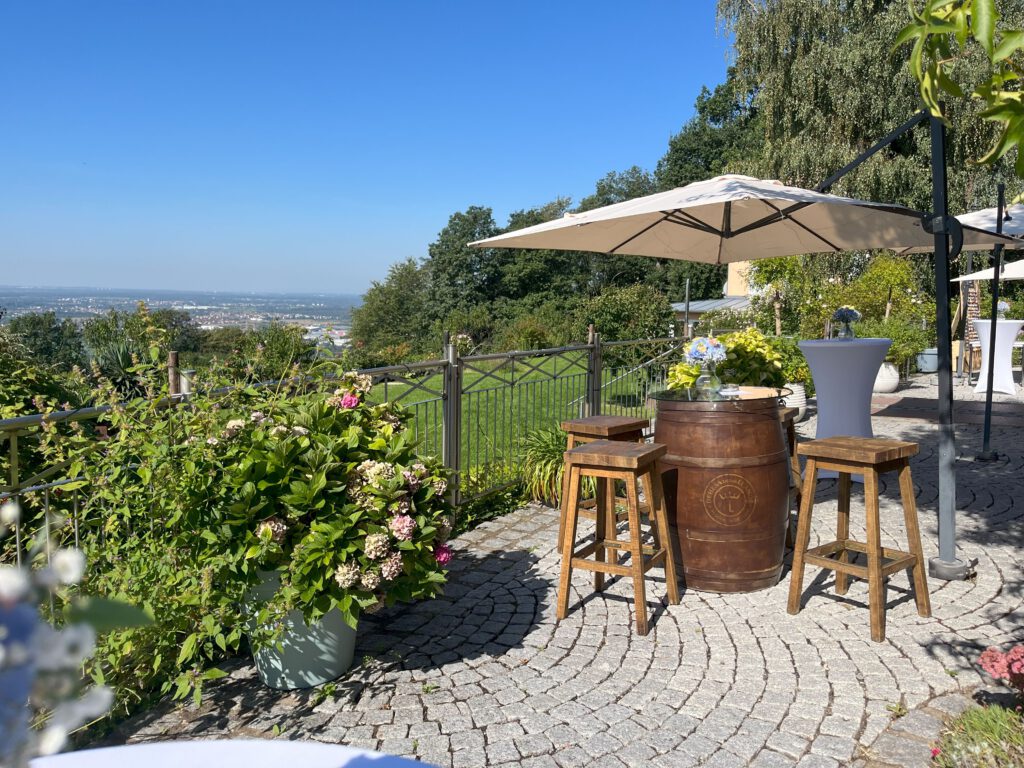 schöne Aussicht Hochzeitslocation Terrasse Weinberge Kathrin Dorsch
